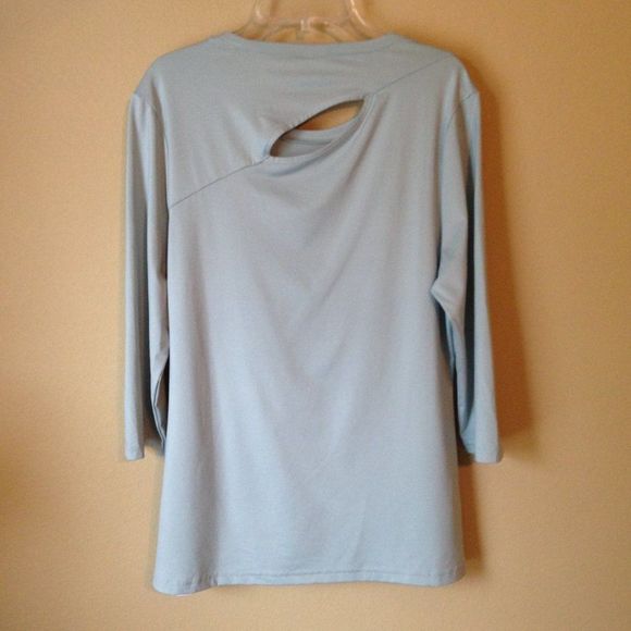 GymShark Top with Cut-Out Design on Back Medium - Picture 3 of 8